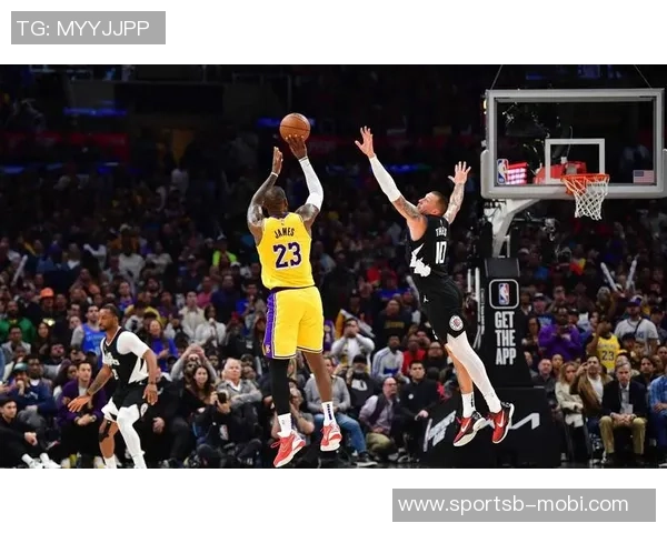 韦德调侃引发热议詹姆斯为胜利拼搏但内心归属何处